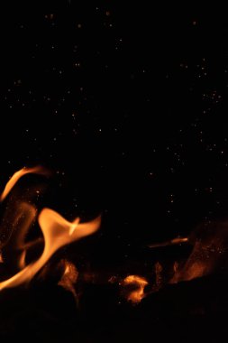 alevler siyah arkaplanda