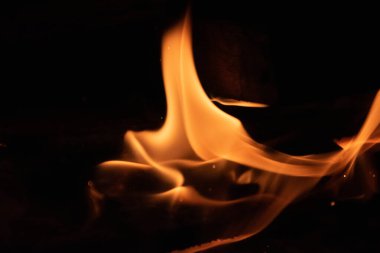 Kırmızı ateşin kızgın alevi