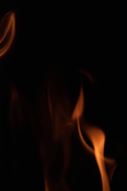 Siyah arkaplanda yanan ateş