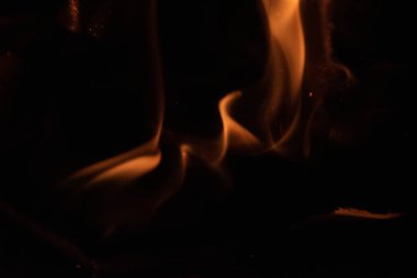 Koyu arkaplanda soyut yangın alevleri