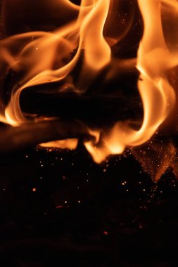 Siyah arkaplanda yanan kırmızı ateş