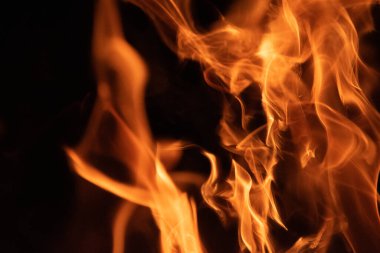 alevler siyah arkaplanda