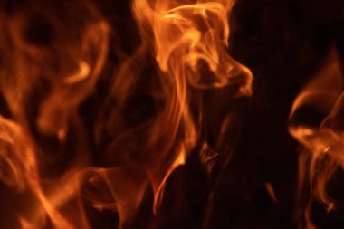 alevler siyah arkaplanda