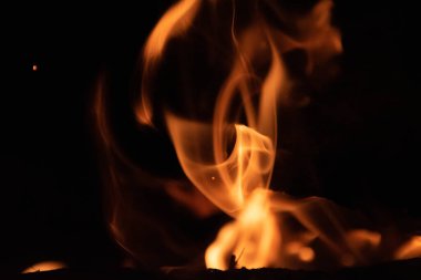 Siyah arkaplanda yanan ateş