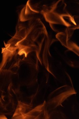 Siyah arkaplanda yangın alevi