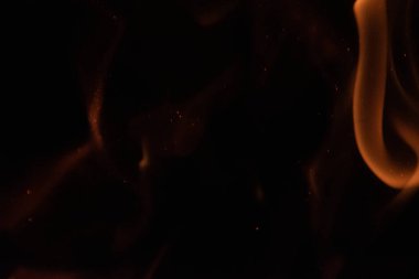 Siyah arka planda yangın, şöminede yanma.