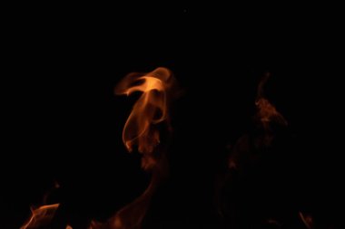 Siyah arkaplanda yanan ateş