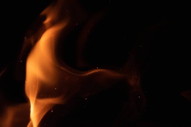 alevler siyah arkaplanda.