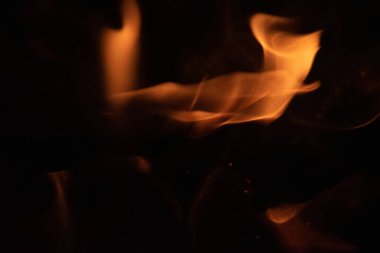 alevler siyah arkaplanda