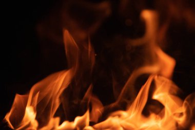 alevler siyah arkaplanda