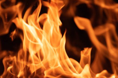 alevler siyah arkaplanda.