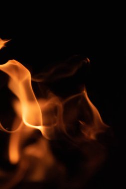 Siyah arka plan üzerine izole soyut yangın alevleri