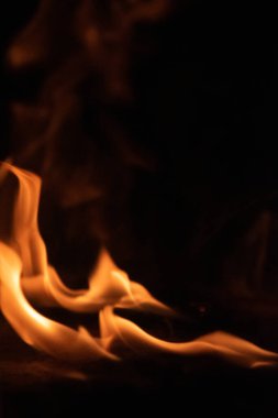 Siyah arkaplanda yanan ateş