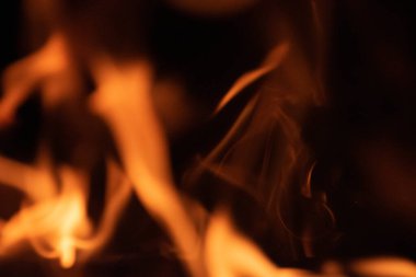 Siyah arkaplanda yanan ateş