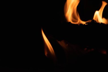 Siyah arkaplanda yangın alevi