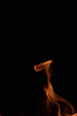 alevler siyah arkaplanda