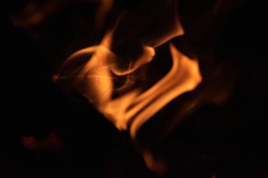 alevler siyah arkaplanda