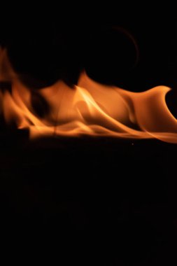 alevler siyah arkaplanda