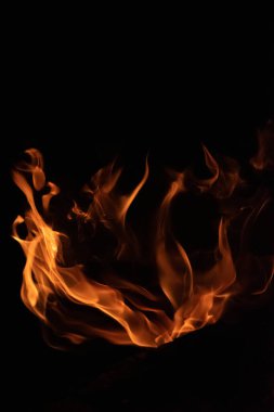 Karanlık arka planda ateş alevleri