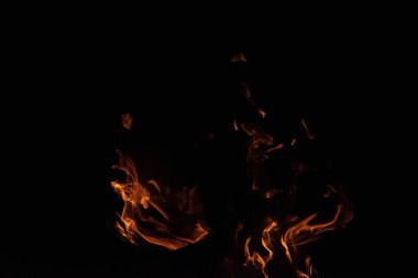 alevler siyah arkaplanda