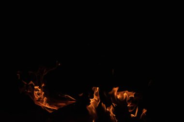 alevler siyah arkaplanda