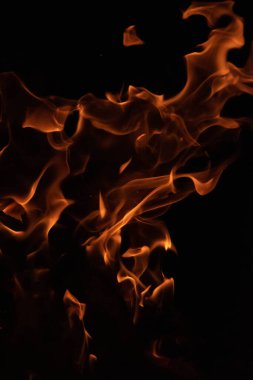 alevler siyah arkaplanda