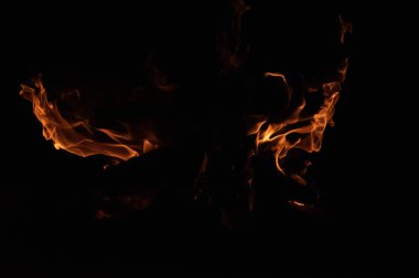 Siyah arkaplanda yangın alevi