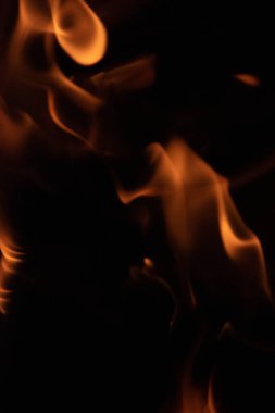 alevler siyah arkaplanda