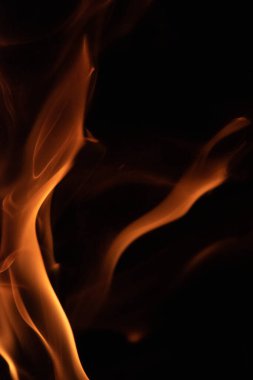 alevler siyah arkaplanda