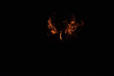 Karanlıkta yanan ateş.