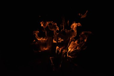 Siyah arkaplanda yangın