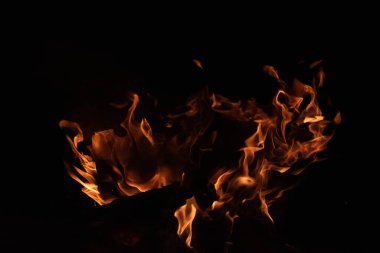 alevler siyah arkaplanda.