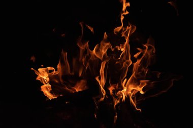 siyah bir arka plan üzerinde yanan alev