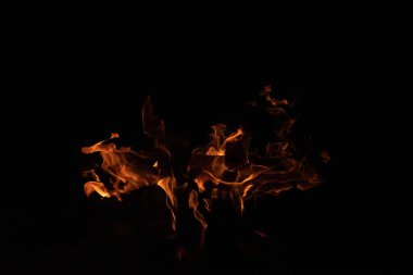 alevler siyah arkaplanda