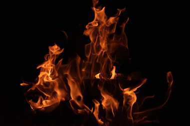 alevler siyah arkaplanda