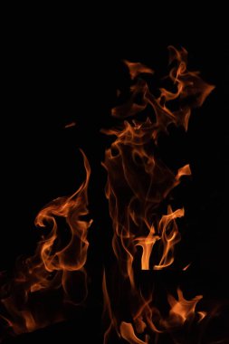Siyah arkaplanda yangın alevi