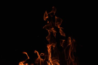 alevler siyah arkaplanda