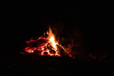 Geceleyin yanan ateşle şenlik ateşi.