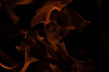 Siyah arkaplanda yangın alevi