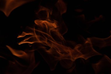 Siyah arka plan üzerine izole soyut yangın alevleri