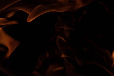 alevler siyah arkaplanda