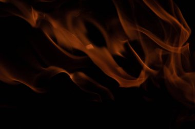 alevler siyah arkaplanda