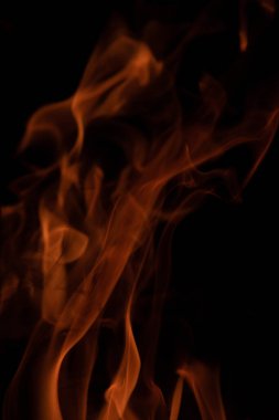 alevler siyah arkaplanda