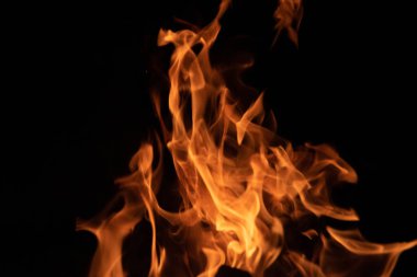 Siyah arkaplanda ateş alevleri.