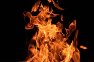 Siyah arka planda ateş alevleri.