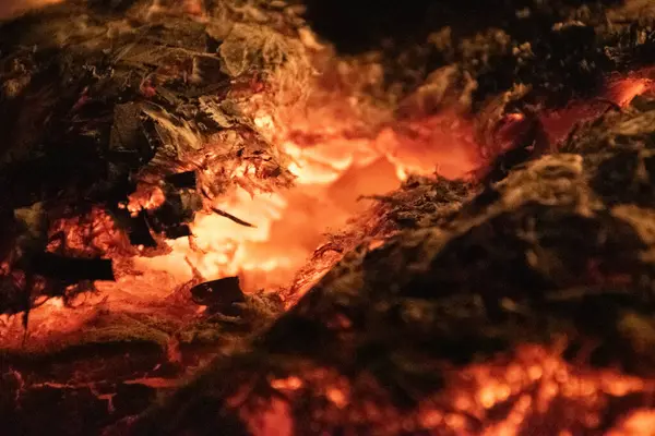 Şöminede yanan ateş. Şöminede yanan ateş. Yanan odun
