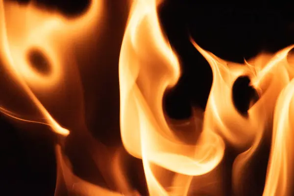 Siyah arka plan üzerine izole soyut yangın alevleri