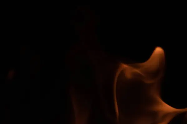 alevler siyah arkaplanda