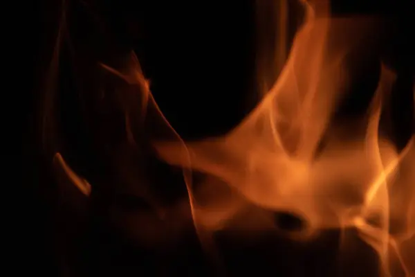 alevler siyah arkaplanda