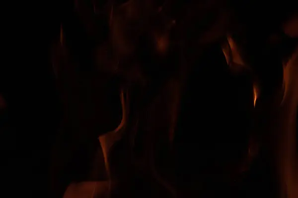 Siyah arkaplanda yangın alevi